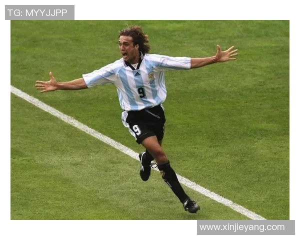 全球足球明星巅峰时期的十位传奇球员排名解析与回顾