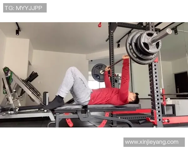 掌握哑铃卧推重量的正确选择与训练技巧提升你的健身效果